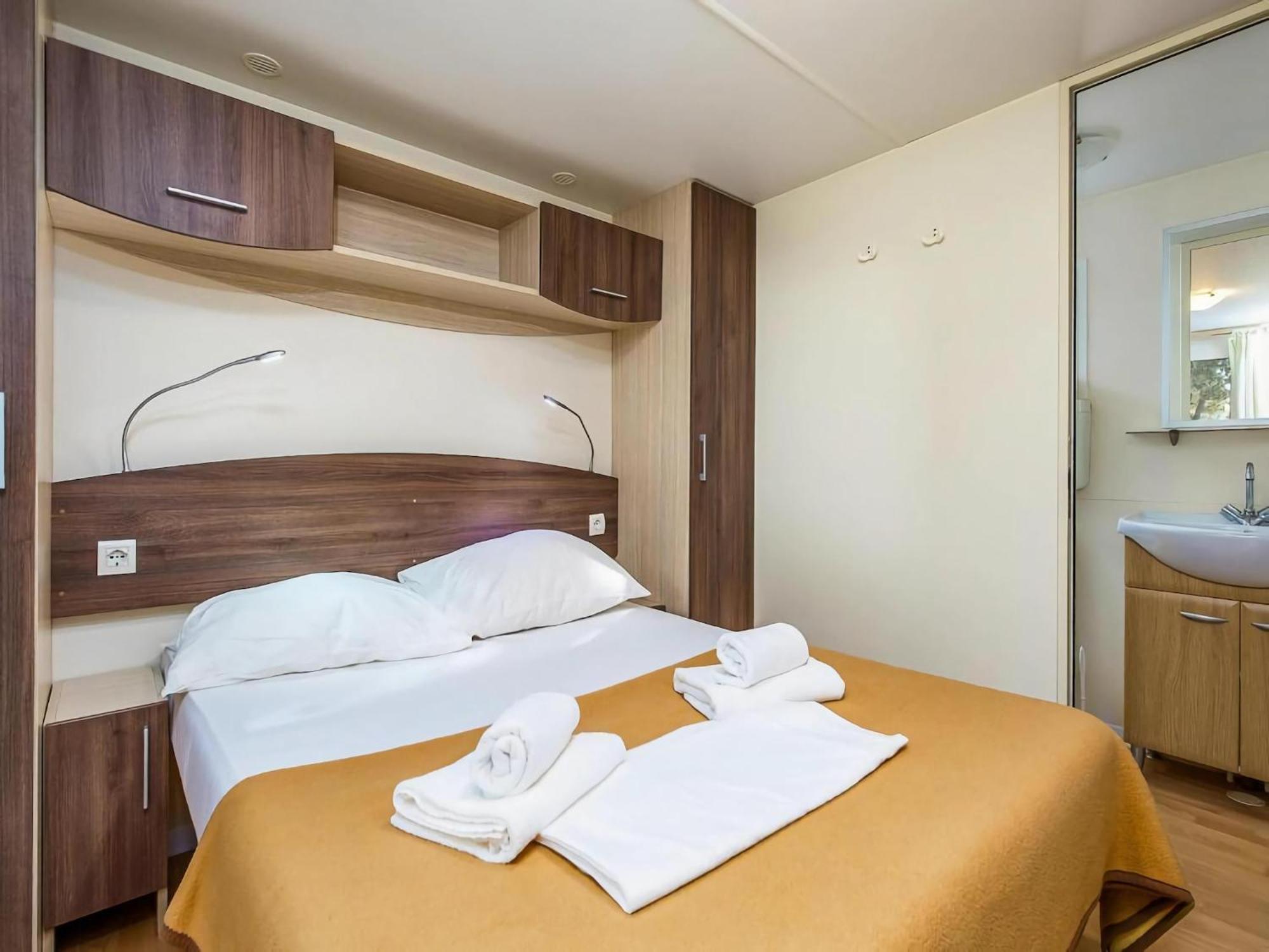 Mobile Homes Mediteran In Caravan Park Strasko, Novalja Exterior photo